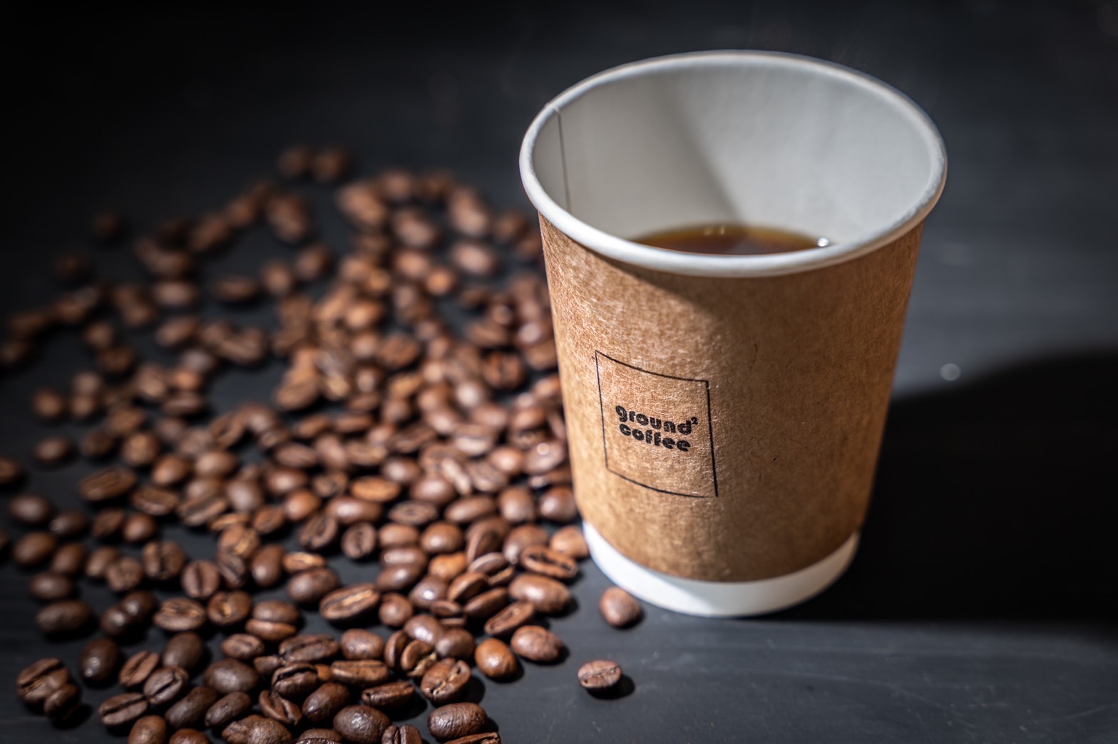 ground 2 coffeeのコーヒーカップとコーヒー豆を撮影した写真